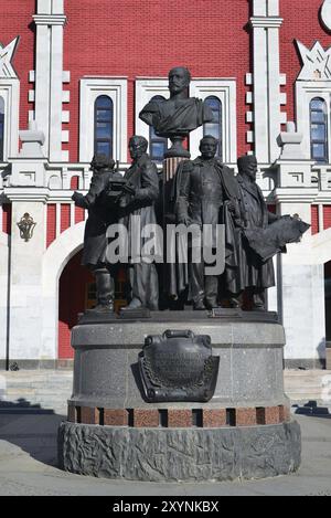 Mosca, Russia, 14 marzo 2016. Monumento ai fondatori della ferrovia russa sullo sfondo della stazione di Kazansky, in Europa Foto Stock