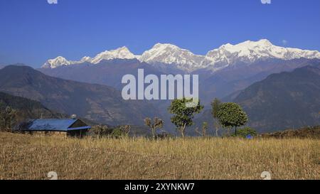 Catena e valle del Manaslu viste da un luogo vicino a Ghale Gaun, Nepal, Asia Foto Stock