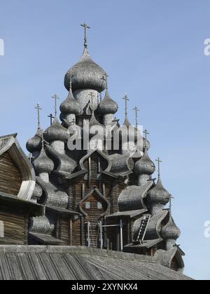 Kizhi è un'isola sul lago Onega in Russia ed è stata patrimonio dell'umanità dell'UNESCO dal 1990. Attualmente comprende circa 80 edifici della Carelia Foto Stock