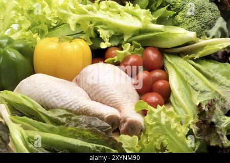 Fresco di pollo crudo e diversi tipi di verdure su z tavolo in legno Foto Stock