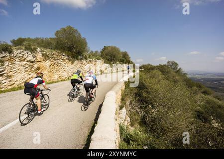 Ciclistas en la cima de la montana de Randa, Algaida, Maiorca, Isole baleari, spagna Foto Stock