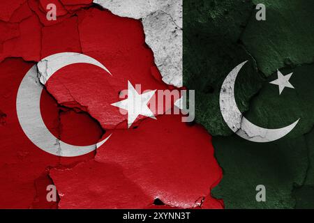 Bandiere di Turchia e Pakistan dipinte su pareti incrinate Foto Stock