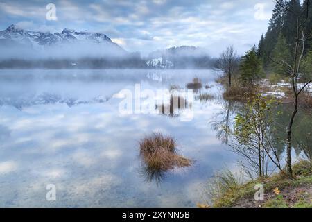 Cielo blu nella mattina nebbiosa a Barmsee nelle Alpi, Germania, Europa Foto Stock