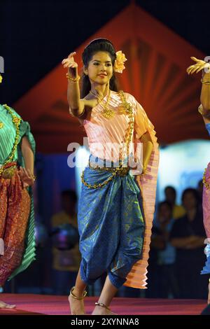 Bangkok, Thailandia, 10 aprile 2007: Bellissima ballerina tailandese in abiti tradizionali che si esibisce sul palco durante la mostra notturna di fronte al Grand P. Foto Stock