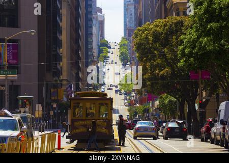 San Francisco, Stati Uniti, 9 maggio 2016: La funivia guarda direttamente in salita alla ripida California Street nel quartiere finanziario del centro città in una giornata di sole. Co Foto Stock