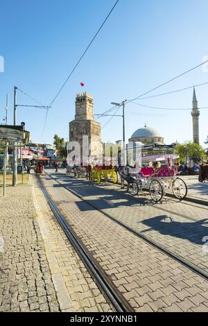 Antalya, Turchia, Novembeer 24, 2017: Carrozze trainate da cavalli in attesa di turisti di fronte alla Moschea Tekeli Mehmet Pasa nella città vecchia di Kaleici. Verticale, Foto Stock