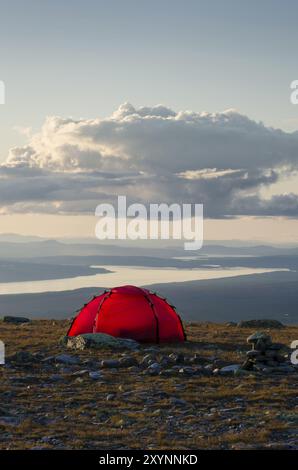 Tenda sul monte Elgahogna che si affaccia sul lago Femunden, il parco nazionale Femundsmarka, Hedmark Fylke, Norvegia, luglio 2011, Europa Foto Stock