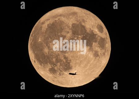 Un aereo vola davanti alla cosiddetta luna super piena in agosto, Francoforte, Assia, Germania, Europa Foto Stock