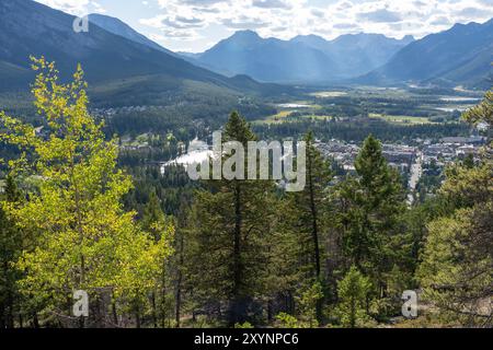 Affacciato sulla città di Banff dalla cima del Tunnel Mountain Trail in estate soleggiato giorno. Banff National Park, Canadian Rockies, Alberta, Canada. Foto Stock