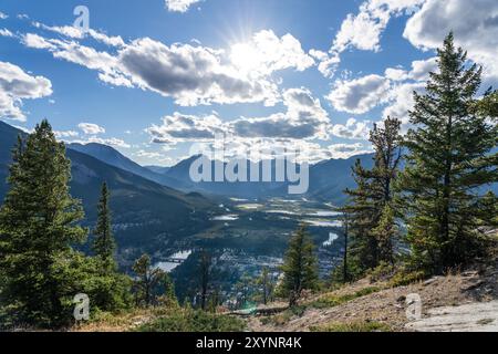 Affacciato sulla città di Banff dalla cima del Tunnel Mountain Trail in estate soleggiato giorno. Banff National Park, Canadian Rockies, Alberta, Canada. Foto Stock