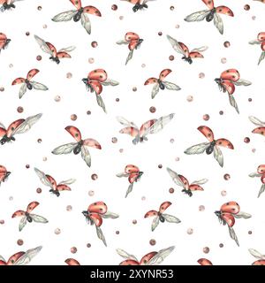 Coccinelle rosse con puntini neri che volano con i frutti di bosco. illustrazione ad acquerello, disegnata a mano. Motivo senza cuciture su sfondo bianco Foto Stock
