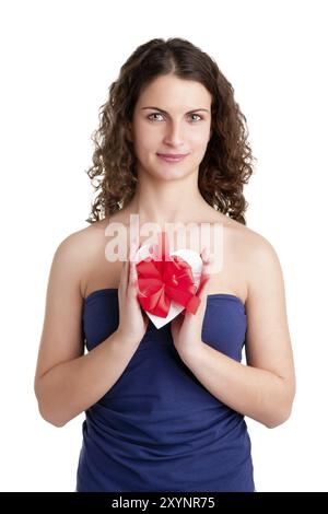 La donna tiene un cuore scatola sagomata con le sue mani, isolato in bianco Foto Stock