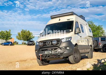 Loveland, CO, USA - 23 agosto 2024: Camper Winnebago Revel con paraurti anteriore e verricello personalizzati. Foto Stock