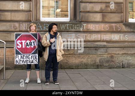 Gli artisti freelance Mettje Hunneman, Lucas Chih-Peng Kao, Chantal Guevara e Alice Mary Cooper fanno una campagna fuori dagli uffici di Creative Scotland a Edimburgo per commemorare la chiusura della loro quota di finanziamento di 6,6 milioni di sterline per gli individui alle 14:00 del 30 agosto 2024. Lanciato nel 2014, l'Open Fund ha sostenuto 2165 singoli artisti, investendo £ 36.491.549 in 3005 progetti negli ultimi dieci anni; Creative Scotland ha fornito solo ai liberi professionisti creativi con un preavviso di 11 giorni tra l'annuncio della disattivazione del fondo il 19 agosto 2024 e la fine del fondo il 30 agosto 2024 © Chantal Guevara. Tutti i diritti res Foto Stock