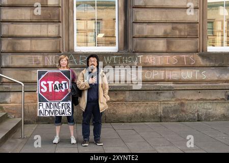 Gli artisti freelance Mettje Hunneman, Lucas Chih-Peng Kao, Chantal Guevara e Alice Mary Cooper fanno una campagna fuori dagli uffici di Creative Scotland a Edimburgo per commemorare la chiusura della loro quota di finanziamento di 6,6 milioni di sterline per gli individui alle 14:00 del 30 agosto 2024. Lanciato nel 2014, l'Open Fund ha sostenuto 2165 singoli artisti, investendo £ 36.491.549 in 3005 progetti negli ultimi dieci anni; Creative Scotland ha fornito solo ai liberi professionisti creativi con un preavviso di 11 giorni tra l'annuncio della disattivazione del fondo il 19 agosto 2024 e la fine del fondo il 30 agosto 2024 © Chantal Guevara. Tutti i diritti res Foto Stock