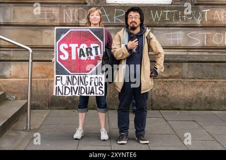 Gli artisti freelance Mettje Hunneman, Lucas Chih-Peng Kao, Chantal Guevara e Alice Mary Cooper fanno una campagna fuori dagli uffici di Creative Scotland a Edimburgo per commemorare la chiusura della loro quota di finanziamento di 6,6 milioni di sterline per gli individui alle 14:00 del 30 agosto 2024. Lanciato nel 2014, l'Open Fund ha sostenuto 2165 singoli artisti, investendo £ 36.491.549 in 3005 progetti negli ultimi dieci anni; Creative Scotland ha fornito solo ai liberi professionisti creativi con un preavviso di 11 giorni tra l'annuncio della disattivazione del fondo il 19 agosto 2024 e la fine del fondo il 30 agosto 2024 © Chantal Guevara. Tutti i diritti res Foto Stock