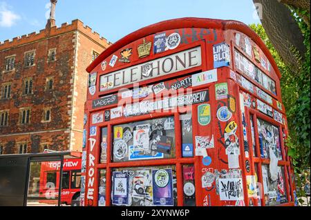 Londra, Regno Unito. Cabina telefonica vicino al Lambeth Palace coperta da adesivi e pubblicità Foto Stock