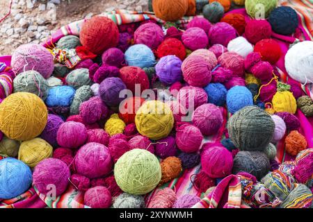 Palle di lana tinta naturale in una fabbrica di tessuti a Cusco, Perù, Sud America Foto Stock