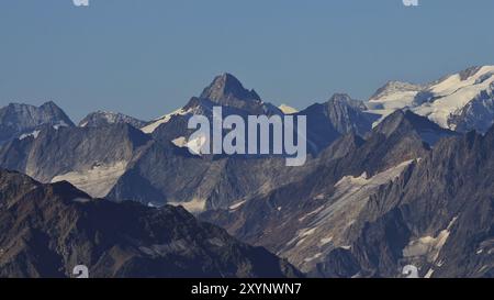 Vista dal monte Titlis. Le vette delle Alpi svizzere in estate Foto Stock