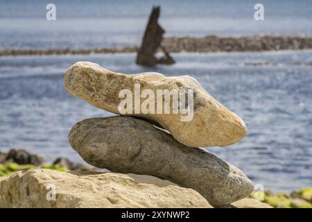 Le pietre a Osmington Bay, con il relitto del mix in background, Osmington Mills, vicino a Weymouth, Jurassic Coast, Dorset, Regno Unito Foto Stock