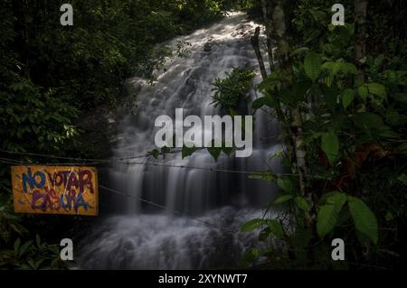 Colombia nel dicembre 2015: Un cartello spagnolo con la scritta No Votar Basura esorta i visitatori di una bella cascata a non inquinare l'ambiente. Turisti Foto Stock