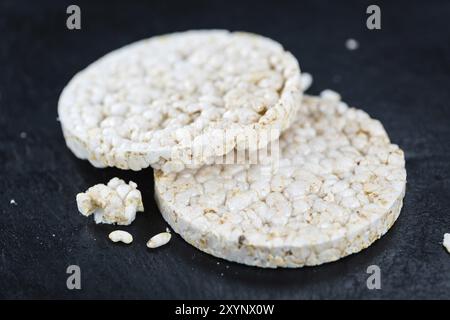 Alcune torte di riso su un vecchio sfondo di legno (dettagliate di close-up shot) Foto Stock