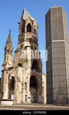 Kaiser Wilhelm Memorial Church di Berlino. La chiesa storica è stata colpita e danneggiata dalle forze aeree alleate durante la seconda guerra mondiale e non è mai stata restaurata. Il giorno Foto Stock