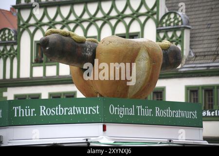 Un bratwurst gigante in un panino su un furgone del cibo Foto Stock