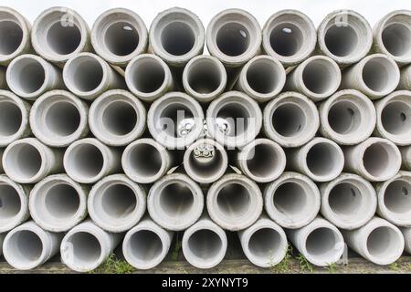 Pila di calcestruzzo canalizzazioni fognanti su concreti motivi vegetali Foto Stock