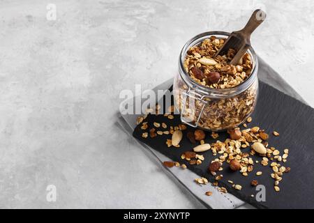 In casa sano muesli fatto di avena i dadi e la frutta in pietra nera di sfondo spazio di copia Foto Stock