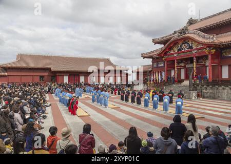 Okinawa, Giappone, 2 gennaio 2015: Persone vestite alla tradizionale festa di Capodanno al castello di Shuri-jo, in Asia Foto Stock