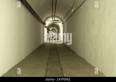 Corridoio stretto nell'ospedale sotterraneo (Jersey War Tunnels) Foto Stock