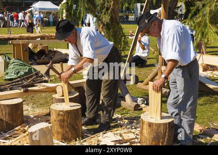 Annecy, Francia, 6 luglio 2012: I maestri del legno utilizzano metodi e strumenti tradizionali della regione delle Alpi francesi dell'alta Savoia per realizzare parti in legno per il legno Foto Stock