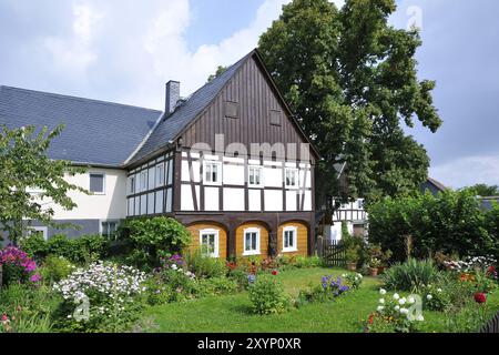 Obercunnersdorf, villaggio museale nel comune di Kottmar, in Sassonia, Germania, Umgebindehaus in der Oberlausitz im Museumsdorf, tipico Umgebinde Foto Stock