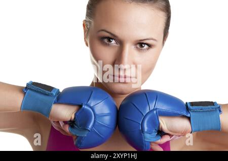 Boxer femmina pronto a combattere, isolato in uno sfondo bianco Foto Stock