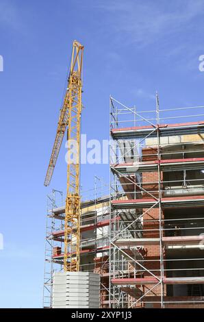 Nuovo edificio con gru. Nuovo edificio con gru davanti Foto Stock