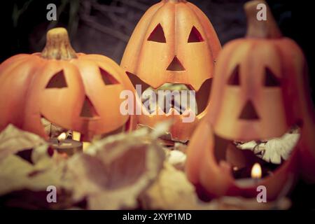 Spaventose zucche di halloween Jack-o-lantern candela accesa. Il concetto delle vacanze autunnali Foto Stock