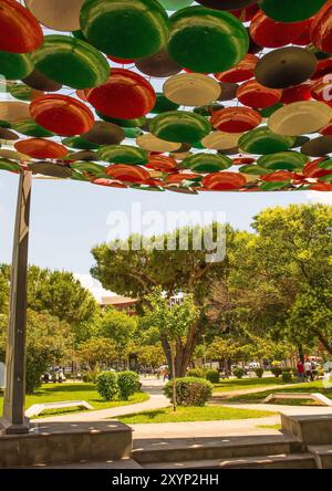 Tirana, Albania - 30 maggio 2024. Il Monumento dell'amicizia nel centro di Tirana. Donato dal Kuwait come simbolo delle relazioni tra i due paesi Foto Stock