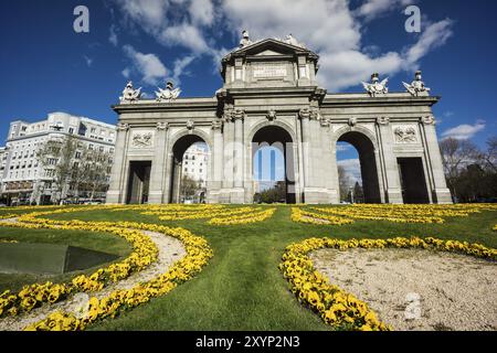 Puerta de Alcala, rotonda de la Plaza de la Independencia, Madrid, Spagna, Europa Foto Stock