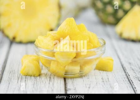 Alcuni fatti in casa (ananas a fette come dettagliato di close-up shot, il fuoco selettivo Foto Stock
