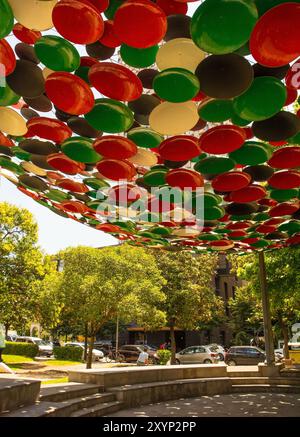 Tirana, Albania - 30 maggio 2024. Il Monumento dell'amicizia nel centro di Tirana. Donato dal Kuwait come simbolo delle relazioni tra i due paesi Foto Stock