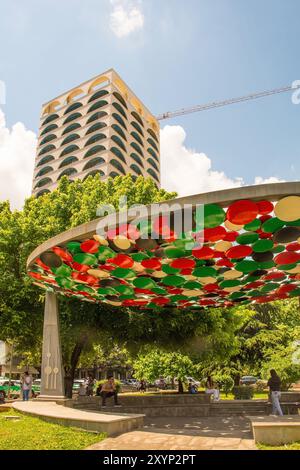 Tirana, Albania - 30 maggio 2024. Il Monumento dell'amicizia nel centro di Tirana. Donato dal Kuwait come simbolo delle relazioni tra i due paesi Foto Stock