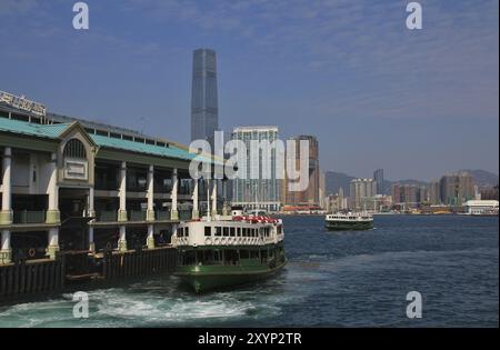 Vecchio traghetto e grattacielo a Hong Kong Foto Stock