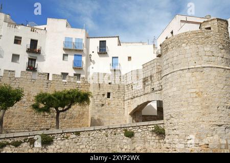 Scorcio di Peniscola e parte delle sue mura fortificate con town gate Foto Stock