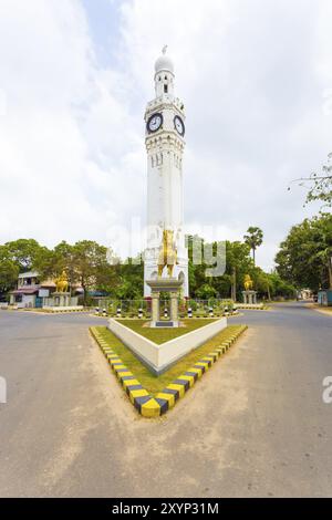Statua montata sul cavallo d'oro all'intersezione della torre dell'orologio bianco, un importante punto di riferimento nel centro di Jaffna, Sri Lanka, Asia Foto Stock