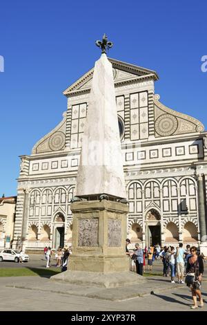 Firenze, Italia, 2 ottobre 2011: Chiesa di Santa Maria Novella e l'obelisco che si erge di fronte alla facciata principale, Firenze, Italia. Molto tou Foto Stock