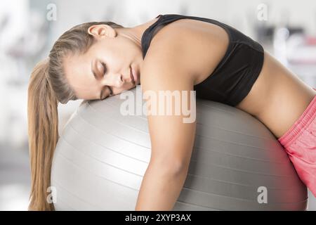 Donna di addormentarsi in palestra, in una palestra Foto Stock