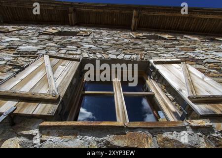 Finestra di un rifugio nelle Alpi altoatesine Foto Stock