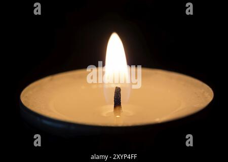 Una luce da tè accesa, primo piano Foto Stock