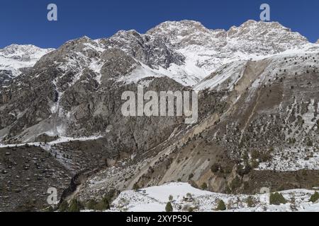 Paesaggio montano invernale vicino ad Arslanbob, Kirghizistan, Asia Foto Stock